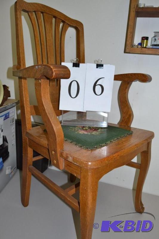 lot 6 image: Oak Chair