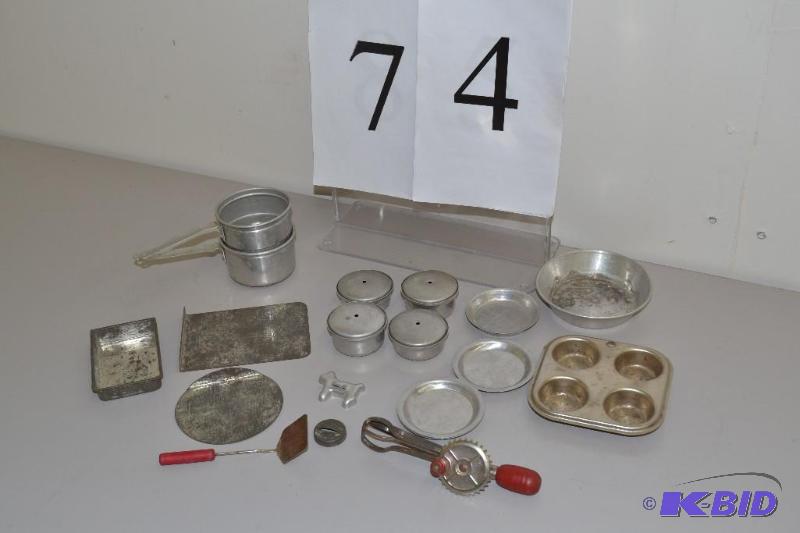 lot 74 image: vintage childs metal cooking set