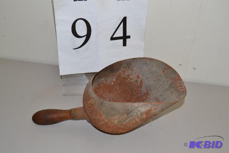 lot 94 image: Vintage scoop