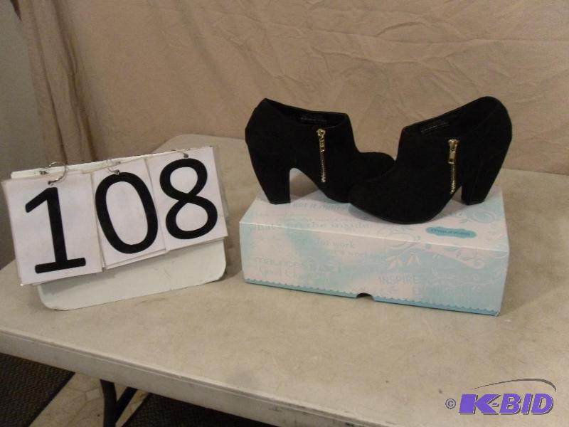 lot 108 image: NEW Womens Size 9 Maurices Shoes....