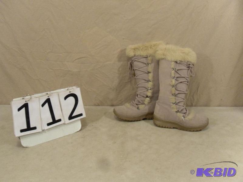 lot 112 image: Womens BearPaw&nbspBoots Size 7. Worn 1 Time...