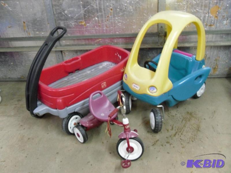 lot 118 image: Wagon, Radio Flyer Trike and Little Tykes&nbs...