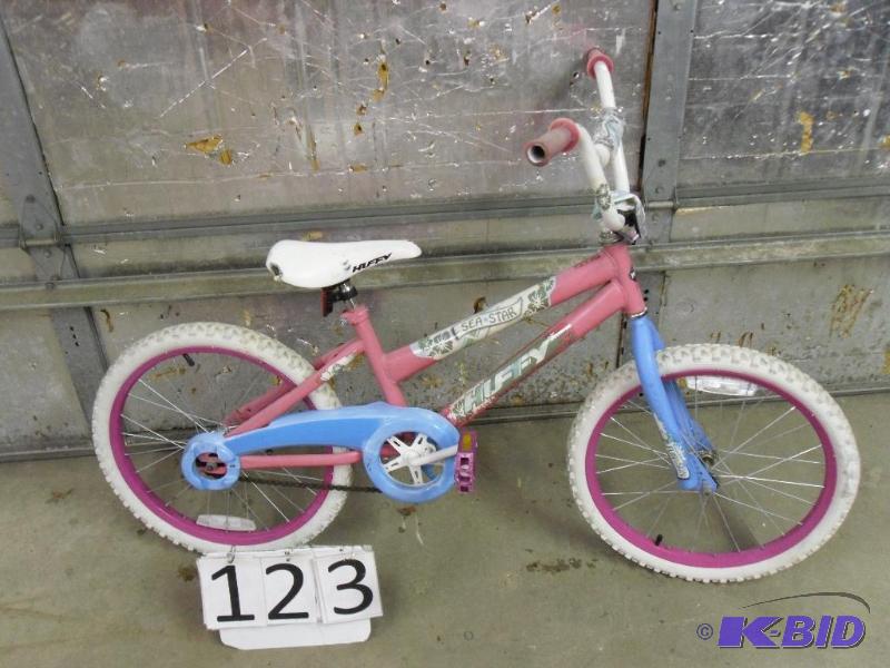 lot 123 image: Huffy Sea Star 20" girls bike. ...