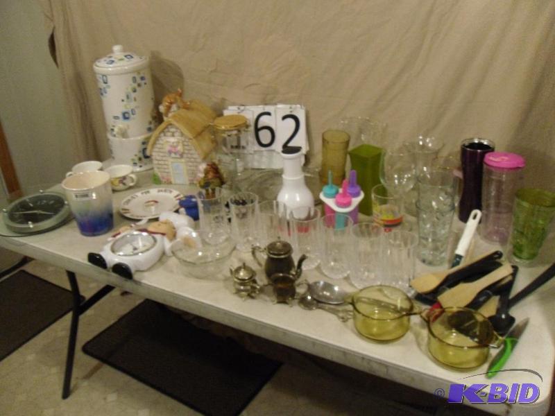 lot 162 image: Large Lot of Kitchen Items. 3 Little Pigs Coo...