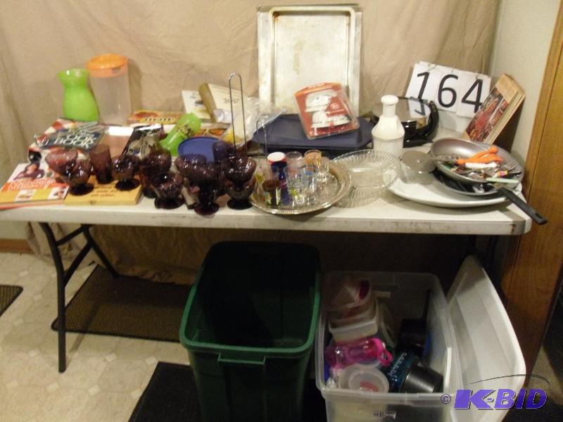 lot 164 image: Glass Baking Pan with Lid, Storage Containers...