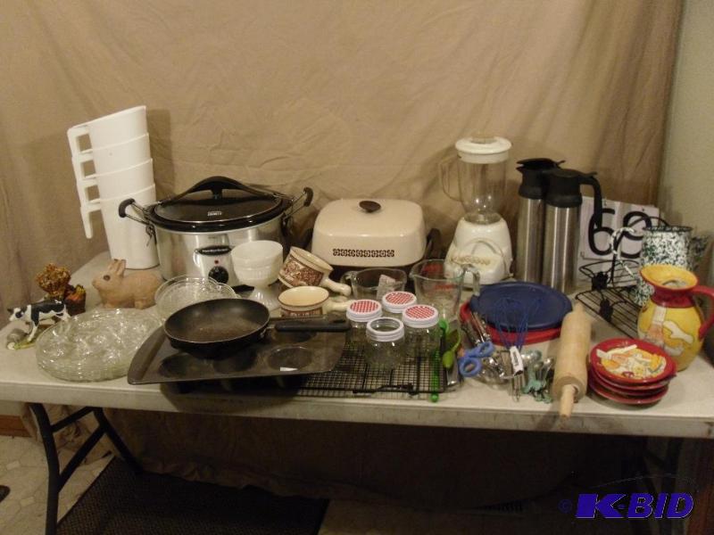lot 169 image: Hamilton Beach Stay or Go Crockpot, Blender, ...