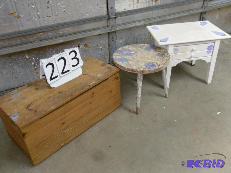 lot 223 image: ToyboxHope Chest&nbspand 2 Small Tables. Sc...