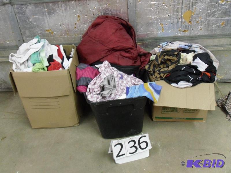 lot 236 image: Large lot of linens.