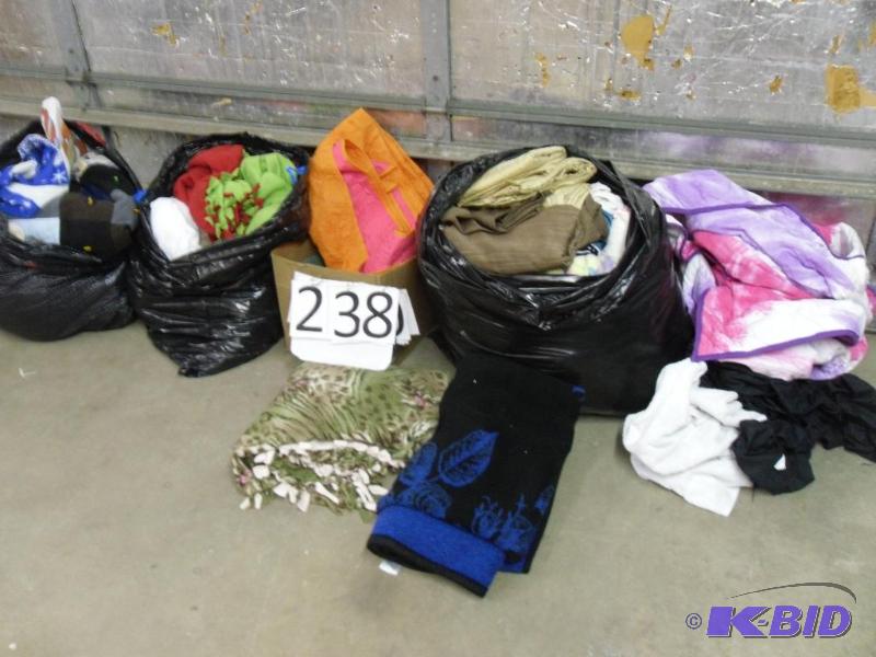 lot 238 image: Large lot of linens. Blankets, sheets, towels...