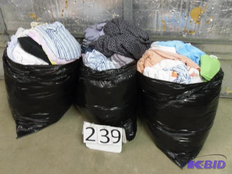lot 239 image: 3 large bags of linens. Blankets, sheets, tow...