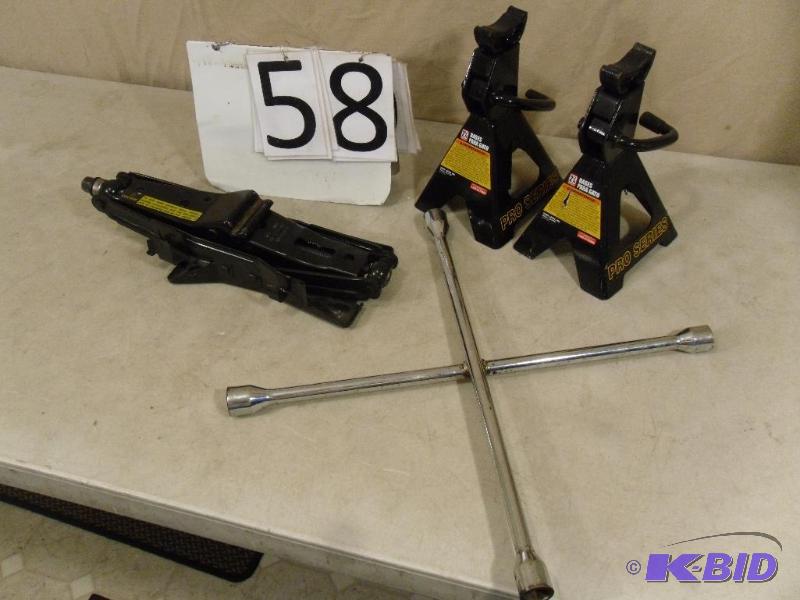 lot 58 image: 2 Torin jack stands. 2.25 ton, look barely us...