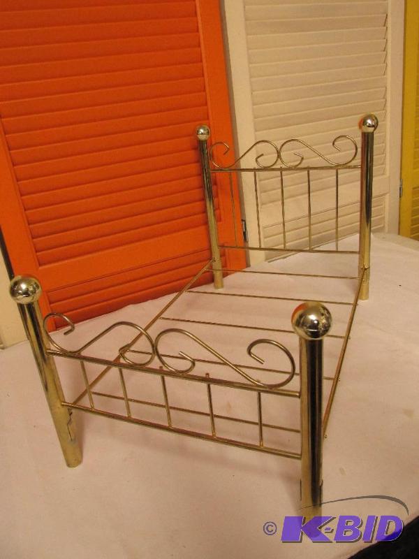 lot 2 image: Vintage Little Brass Bed