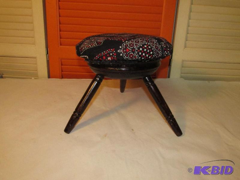 lot 27 image: Vintage Doll Piano Stool