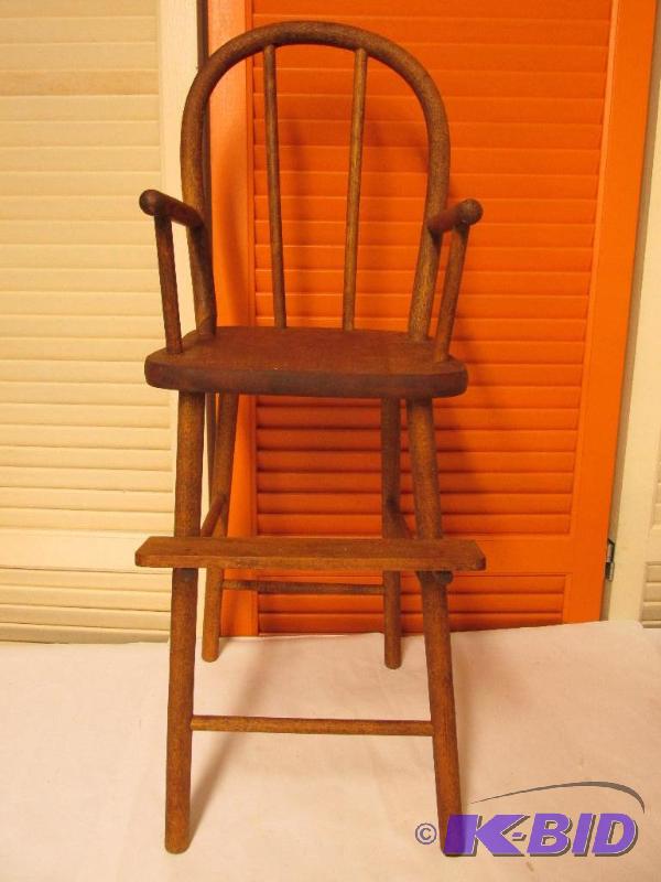 lot 3 image: Vintage Doll Youth Chair