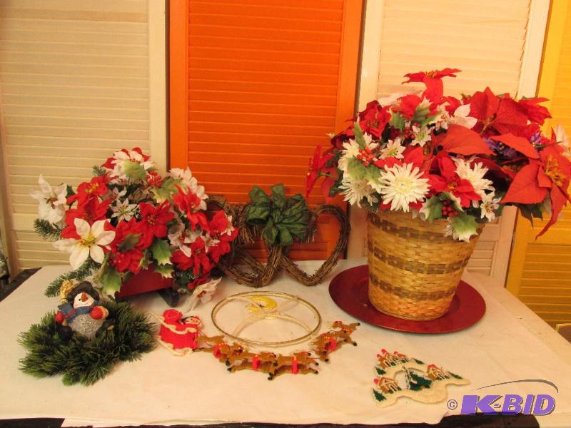 lot 37 image: Large Lot of Christmas Decor