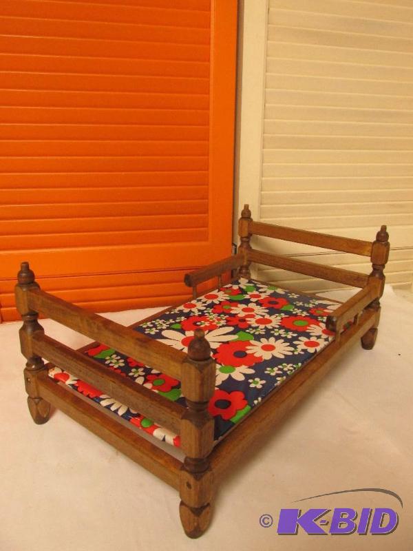 lot 5 image: Vintage Doll Bed