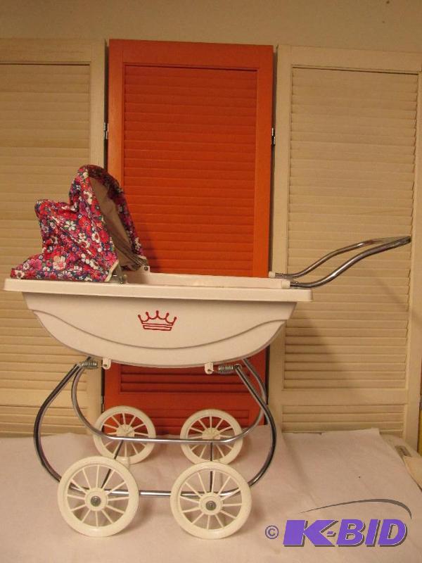 lot 9 image: Vintage Doll Buggy - Heavy Duty Cradle
