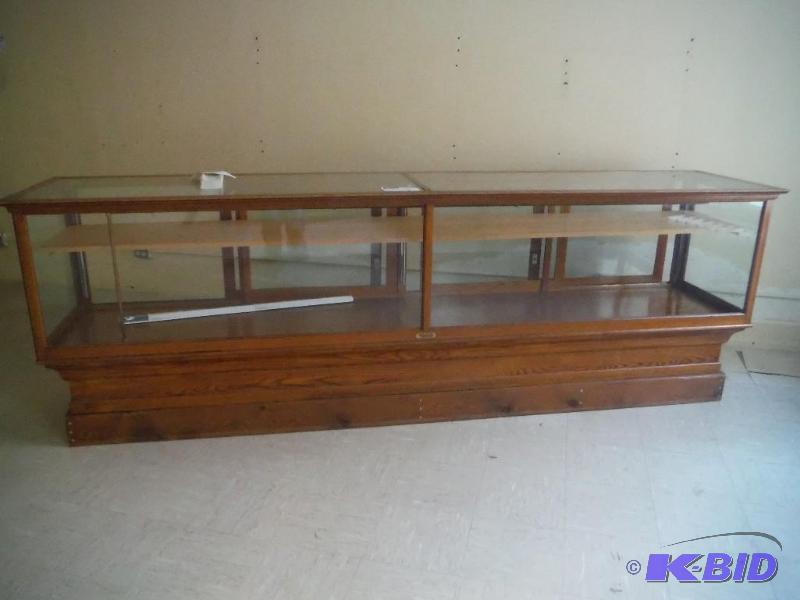 lot 1009 image: Vintage Wilmarth Glass Display Case