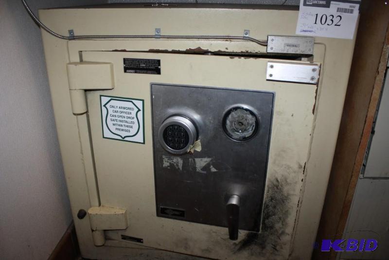lot 1032 image: AMSEC Safe
