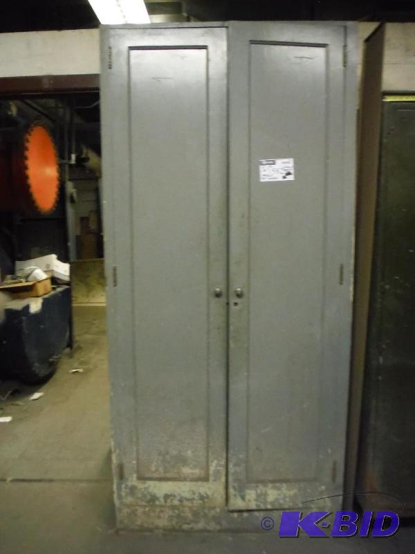 lot 1582 image: Metal Cabinet wDouble Doors