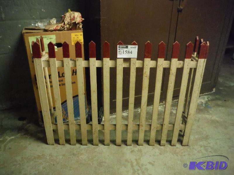 lot 1584 image: Wooden Fence wRed Tips