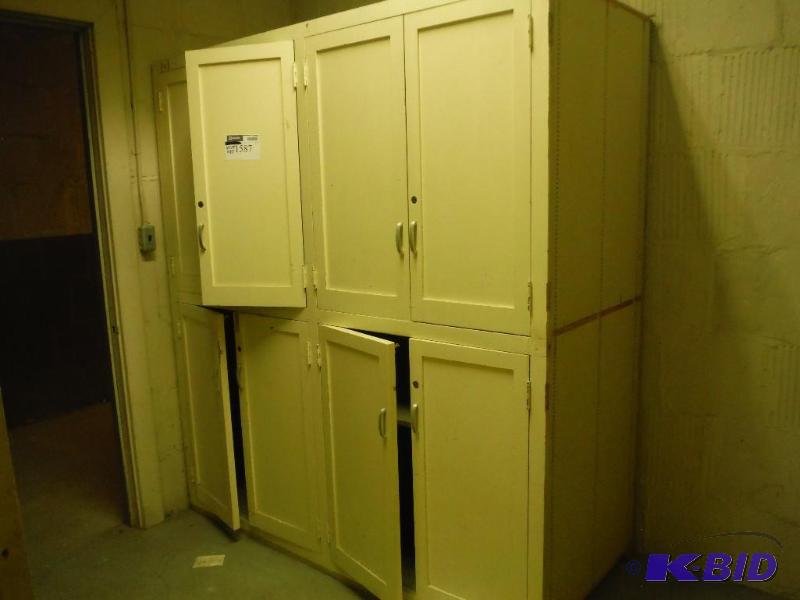 lot 1587 image: Wooden Cabinet Unit wDoors