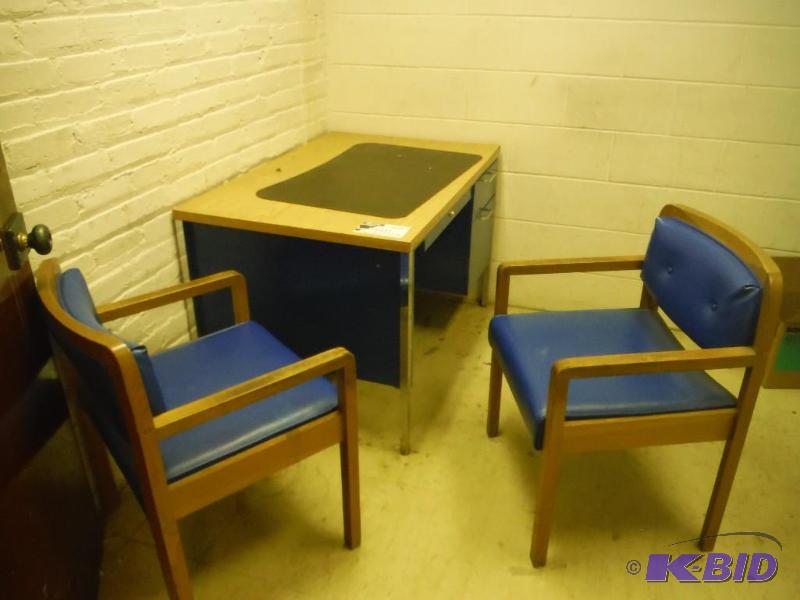 lot 1601 image: Office Desk & Stationary Office Chairs