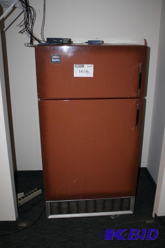 lot 1616 image: Vintage Whirpool Automatic 12 RefrigeratorFreezer