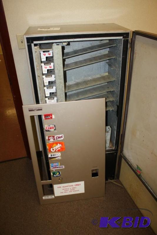 lot 1624 image: Vintage Soda Pop Vending Machine wWooden Door