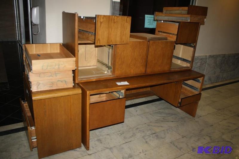 lot 1733 image: 3-Piece Desk & Drawers