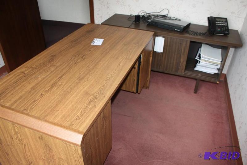 lot 1752 image: 3-Piece Office Furniture Set