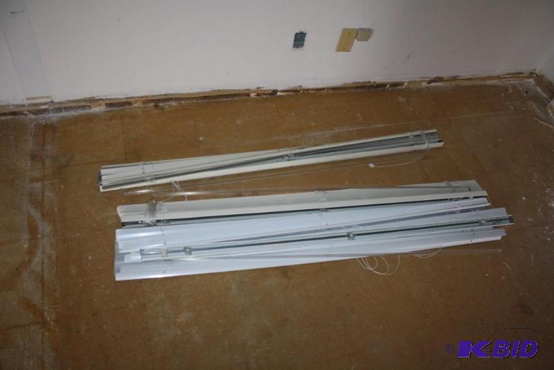 lot 1771 image: Plastic Room Blinds