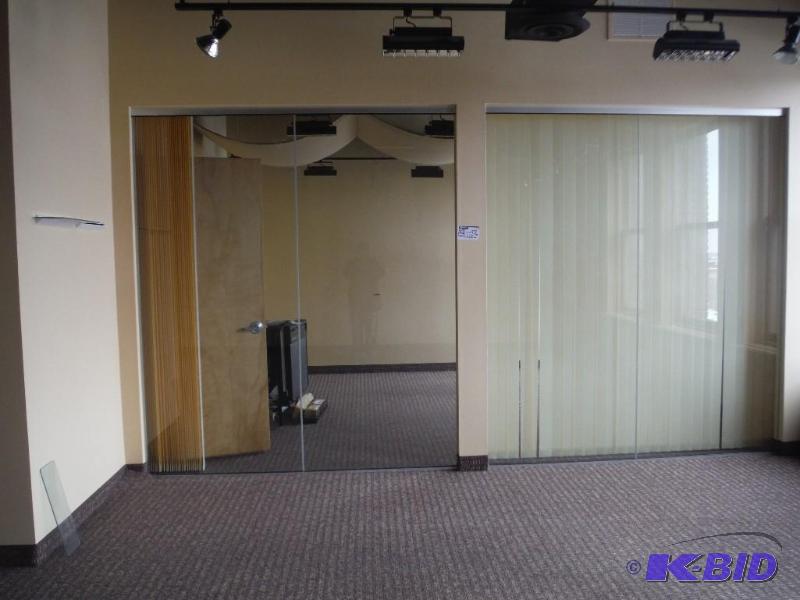 lot 1778 image: Glass Panels & Glass Shelving Units