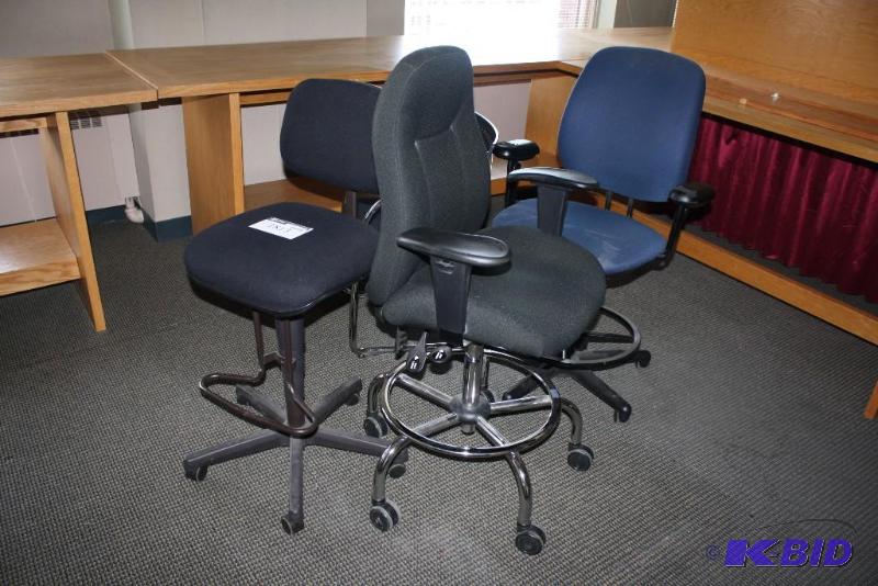 lot 1813 image: Office Chairs