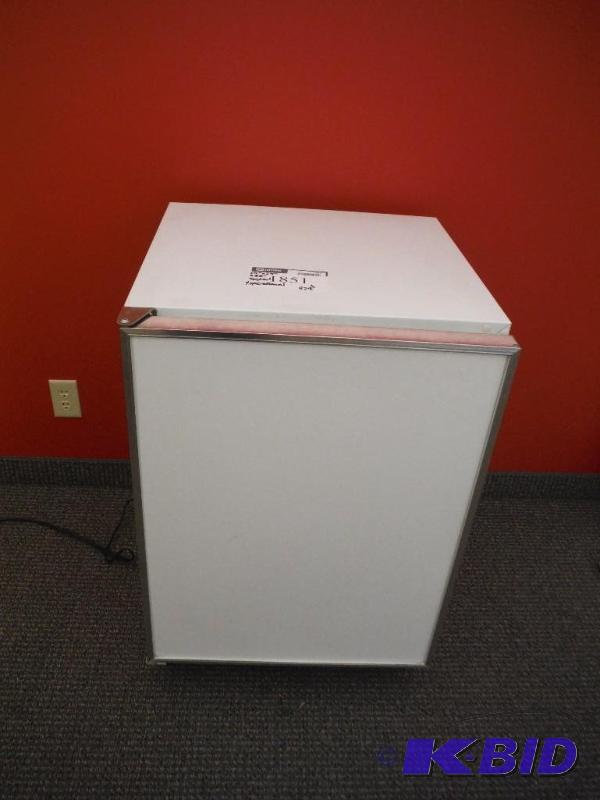 lot 1851 image: Marvel Industries Mini-Fridge