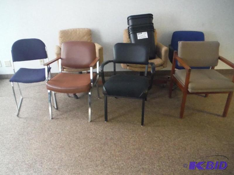 lot 1923 image: Miscellaneous Office Chairs & Small Black Trash Bins