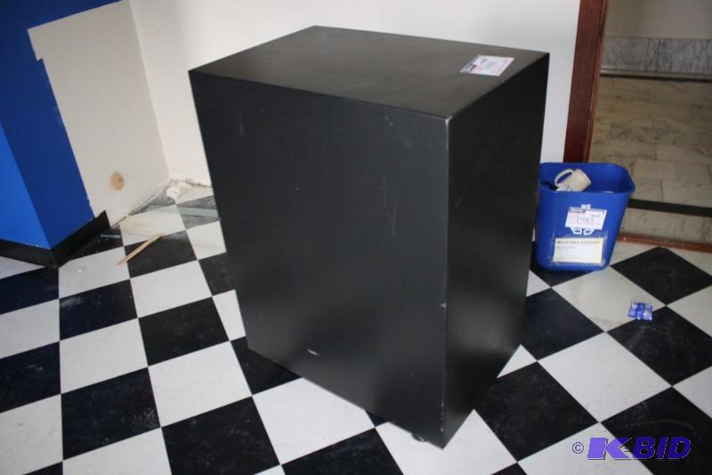 lot 1986 image: Black Display Shelf On Wheels