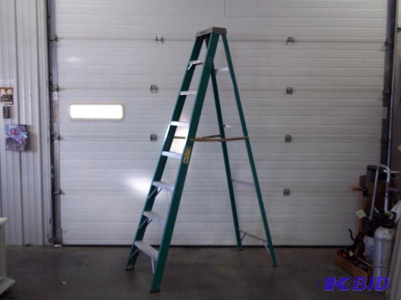 lot 1 image: 8 Keller fiberglass step ladder Type II...