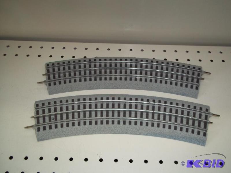lot 100 image: 2 - Curved Lionel FasTrack O Gauge...