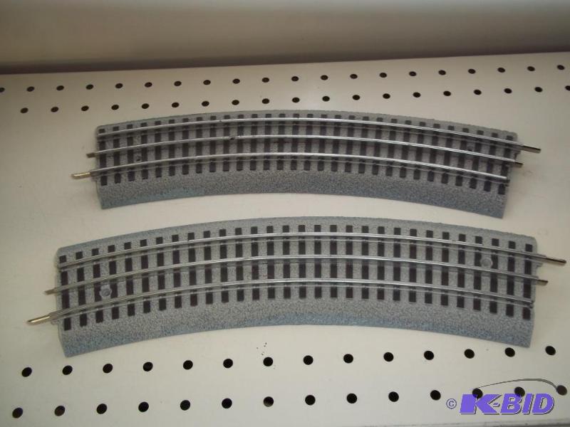 lot 101 image: 2 - Curved Lionel FasTrack O Gauge...