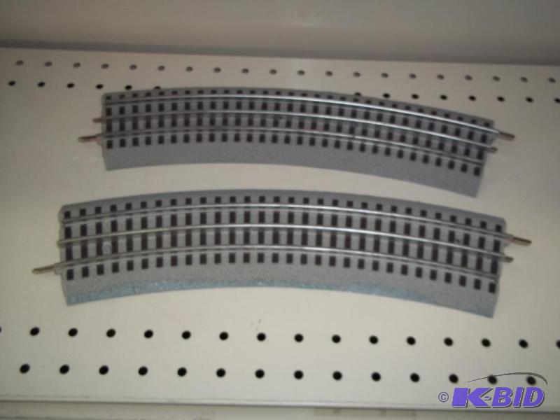 lot 102 image: 2 - Curved Lionel FasTrack O Gauge...