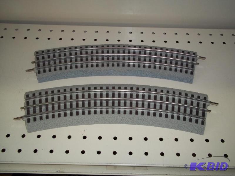 lot 103 image: 2 - Curved Lionel FasTrack O Gauge...