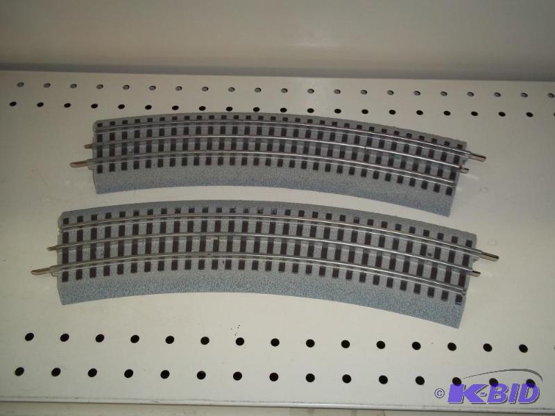 lot 104 image: 2 - Curved Lionel FasTrack O Gauge...