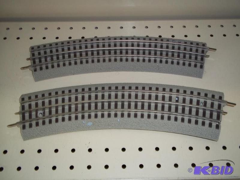 lot 105 image: 2 - Curved Lionel FasTrack O Gauge...