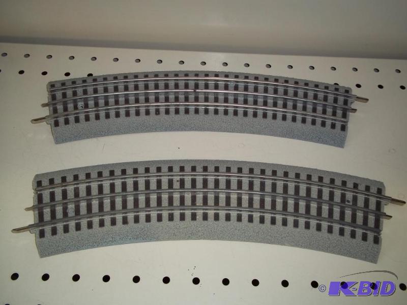 lot 106 image: 2 - Curved Lionel FasTrack O Gauge...