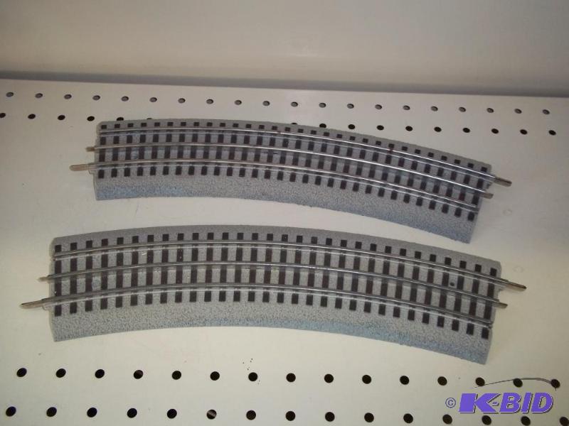 lot 107 image: 2 - Curved Lionel FasTrack O Gauge...