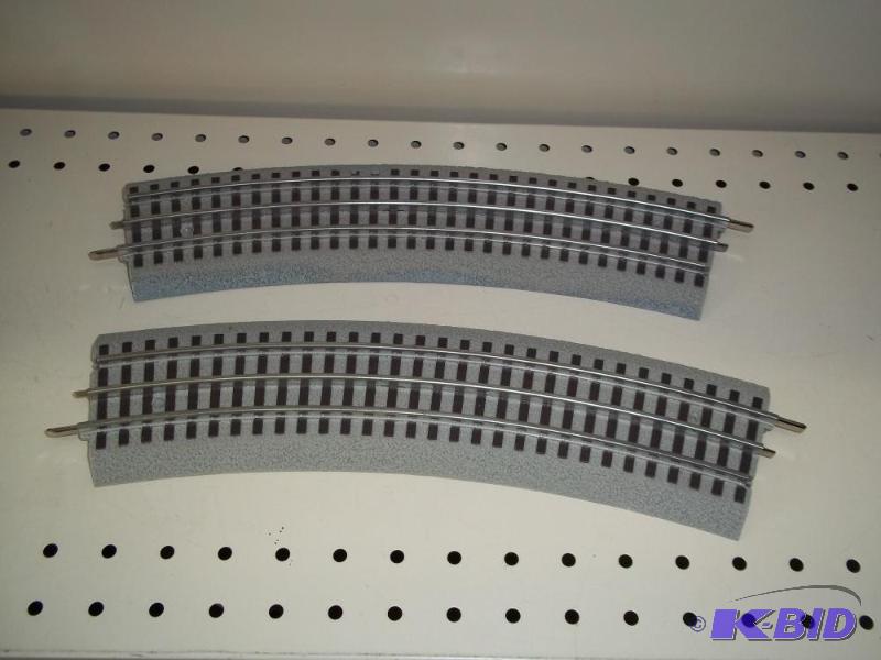 lot 108 image: 2 - Curved Lionel FasTrack O Gauge...