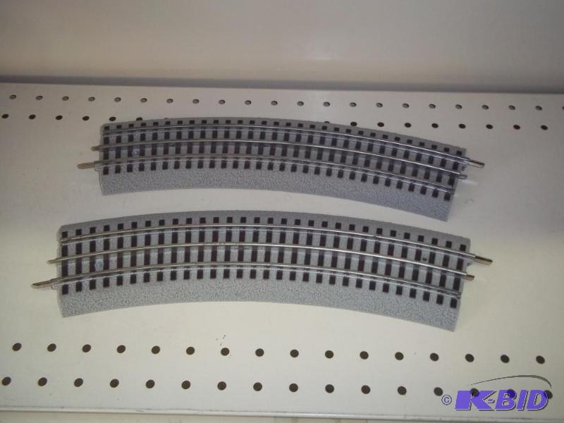 lot 109 image: 2 - Curved Lionel FasTrack O Gauge...