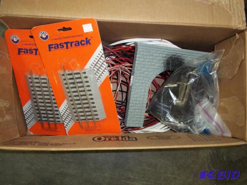 lot 110 image: 2 - Transition pieceLionel FasTrack O Gauge, ...