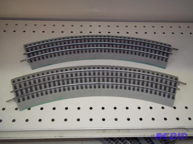 lot 113 image: 2 - Curved Lionel FasTrack O Gauge...